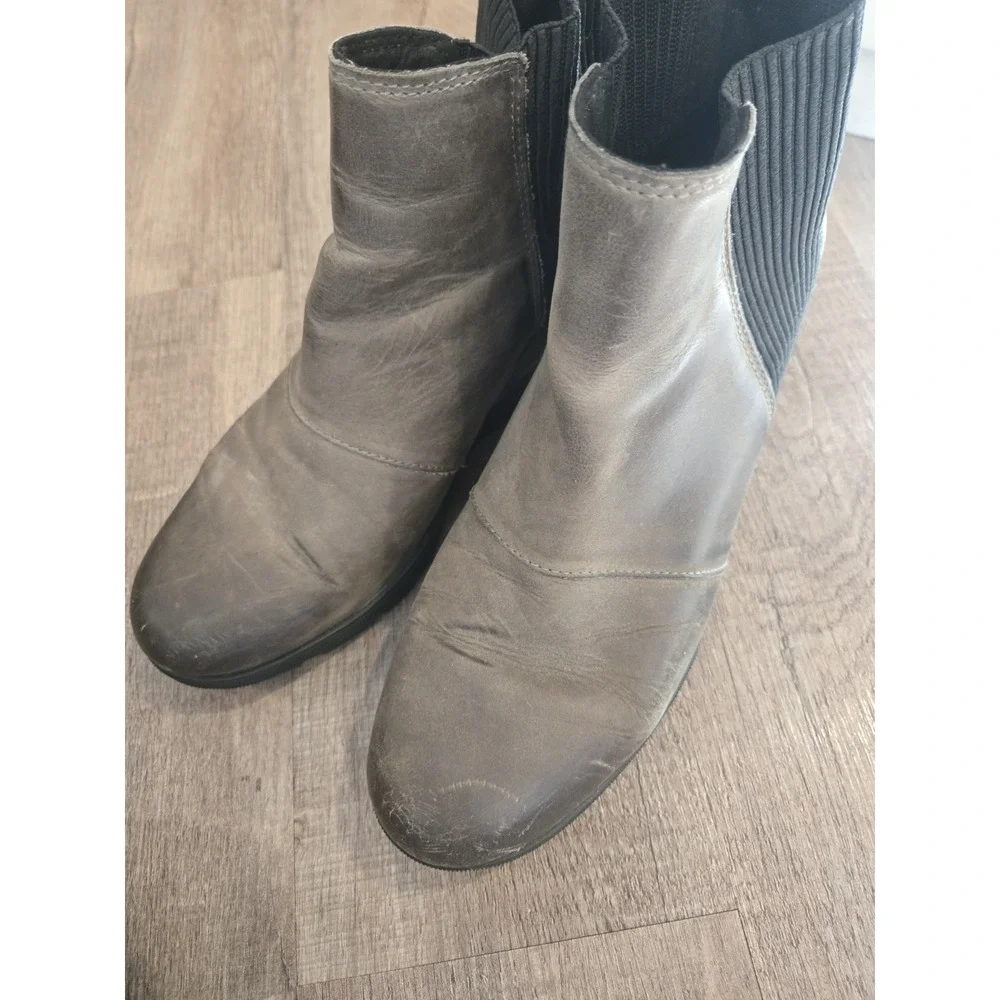 Sorel Joan Of‎ Arctic Distressed Wedged Chelsea Ankle Boot Size 10